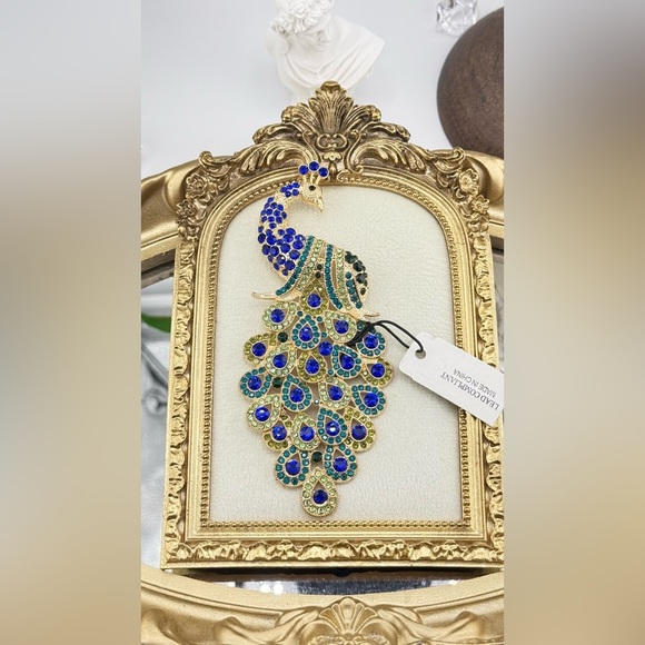 Stunning Vintage-Inspired Peacock Brooch 🦚 - Picture 1 of 6